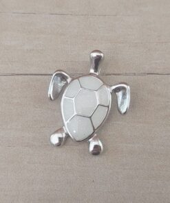 DIJE DE ACERO TORTUGA DE MAR ESMALTADA EN BLANCO. 23 X 30 MM