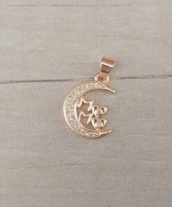 DIJE DE ACERO DORADO LUNA CON STRASS Y LEYENDA MAMA. TAMAÑO 13 X 15 MM.