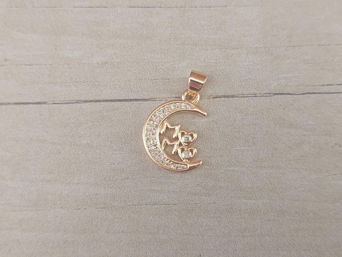 DIJE DE ACERO DORADO LUNA CON STRASS Y LEYENDA MAMA. TAMAÑO 13 X 15 MM.