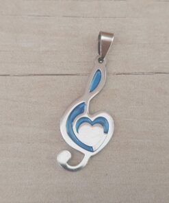 DIJE DE ACERO CLAVE DE SOL ESMALTADA EN CELESTE PERLADO. TAMAÑO 18 X 30 MM