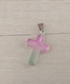 DIJE DE ACERO SÍMIL PIEDRA DEGRADE DE FUCSIA A VERDE EN FORMA DE CRUZ. 18 X 25 MM
