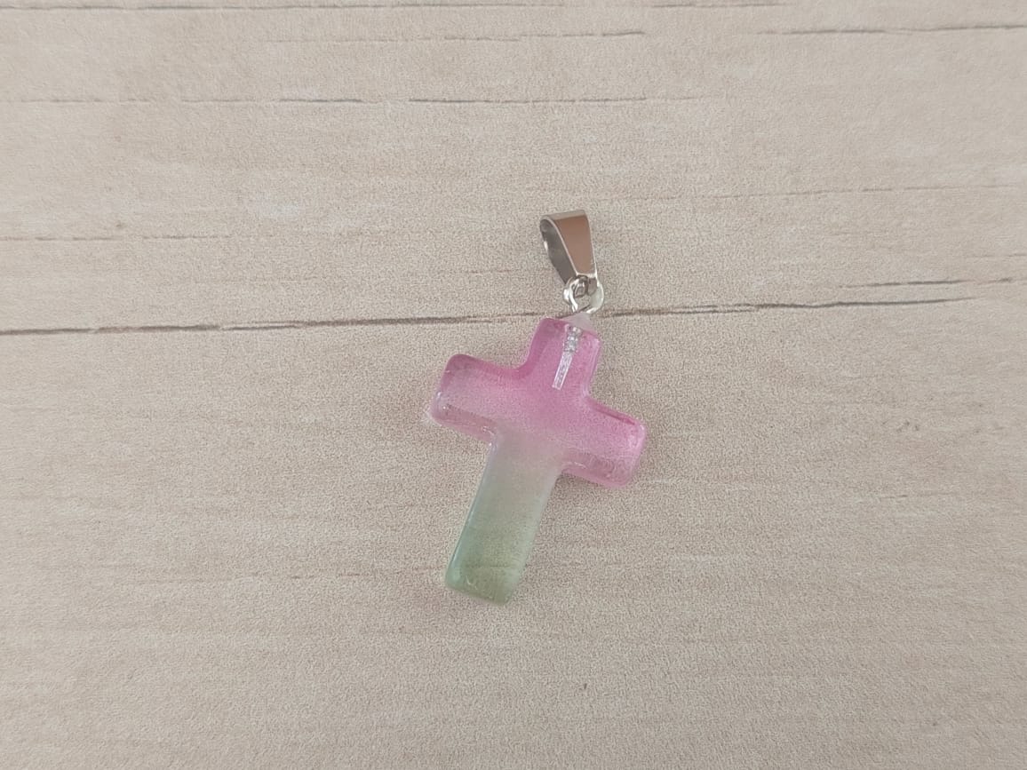 DIJE DE ACERO SÍMIL PIEDRA DEGRADE DE FUCSIA A VERDE EN FORMA DE CRUZ. 18 X 25 MM