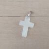 DIJE DE ACERO DE SÍMIL PIEDRA BLANCA EN FORMA DE CRUZ. 18 X 25 MM