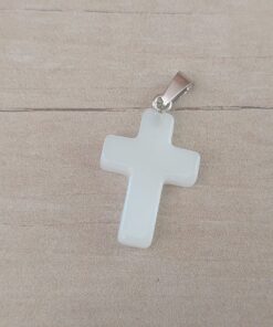 DIJE DE ACERO DE SÍMIL PIEDRA BLANCA EN FORMA DE CRUZ. 18 X 25 MM