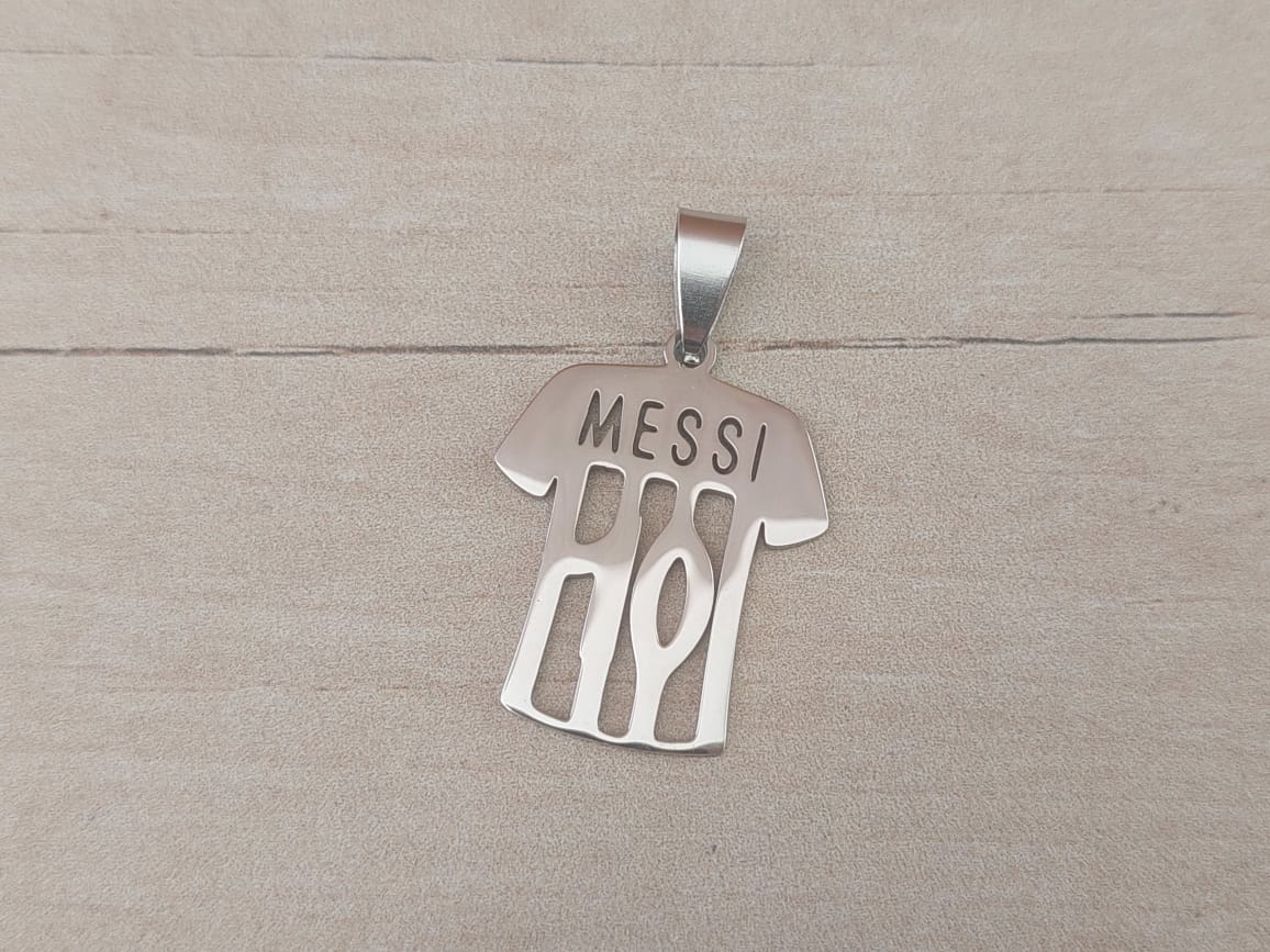 DIJE DE ACERO CAMISETA CALADA MESSI. TAMAÑO 22 X 25 MM