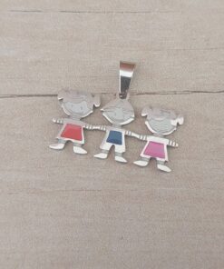 DIJE DE ACERO 2 NENAS Y 1 NENE ESMALTADOS. 30 X 15 MM