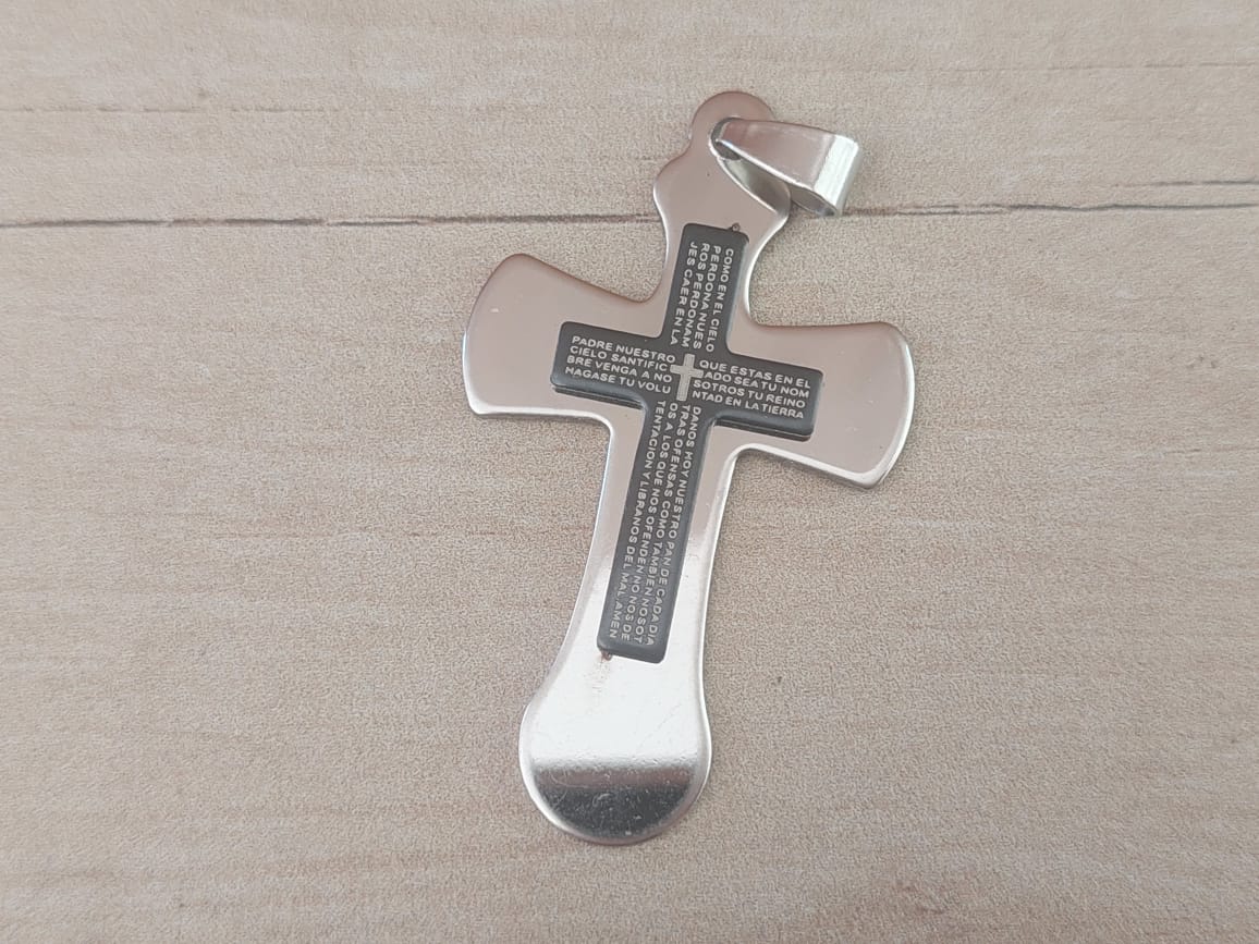 DIJE DE ACERO CRUZ CON CRUZ PADRE NUESTRO SUPERPUESTA. 31 X 52 MM