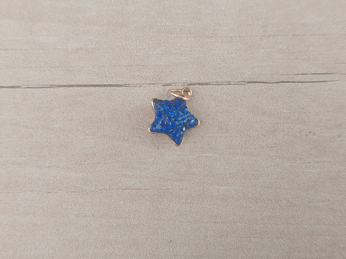 DIJE DE ACERO DORADO ESTRELLA CON STRASS AZUL. 12 MM