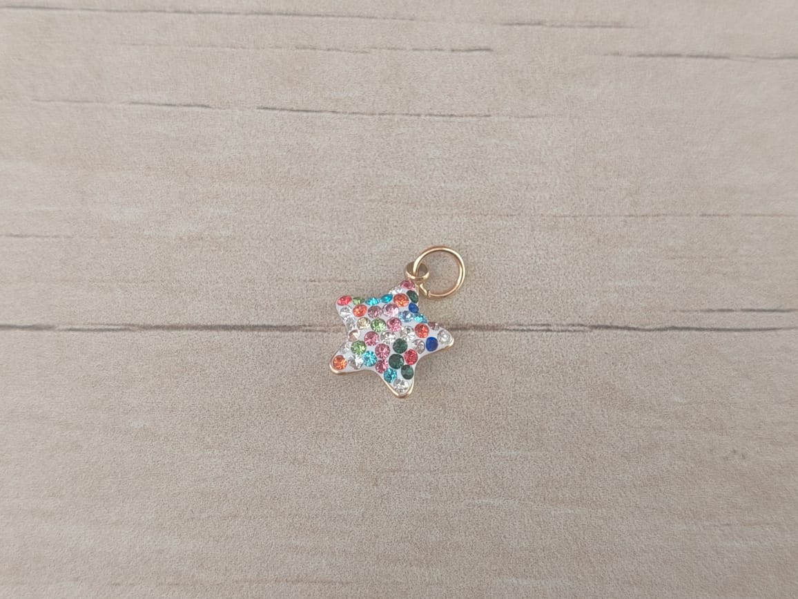 DIJE DE ACERO DORADO ESTRELLA CON STRASS MULTICOLOR. 12 MM