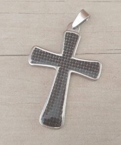 DIJE DE ACERO CRUZ TRABAJADA Y ESMALTADA EN NEGRO. TAMAÑO 32 X 49