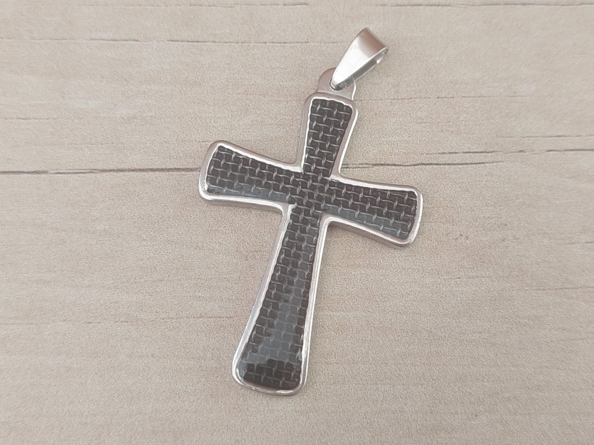 DIJE DE ACERO CRUZ TRABAJADA Y ESMALTADA EN NEGRO. TAMAÑO 32 X 49
