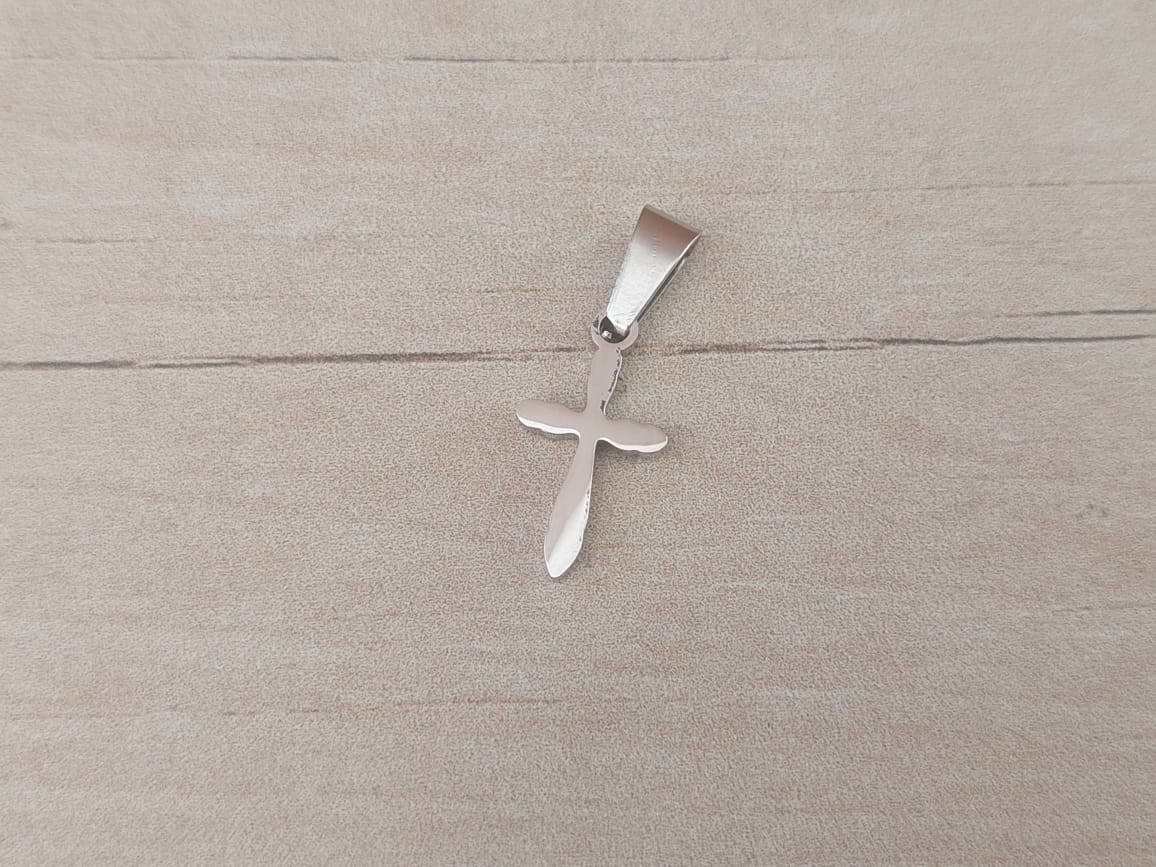 DIJE DE ACERO CRUZ LISA CON EXTREMOS REBAJADOS. 15 X 18 MM