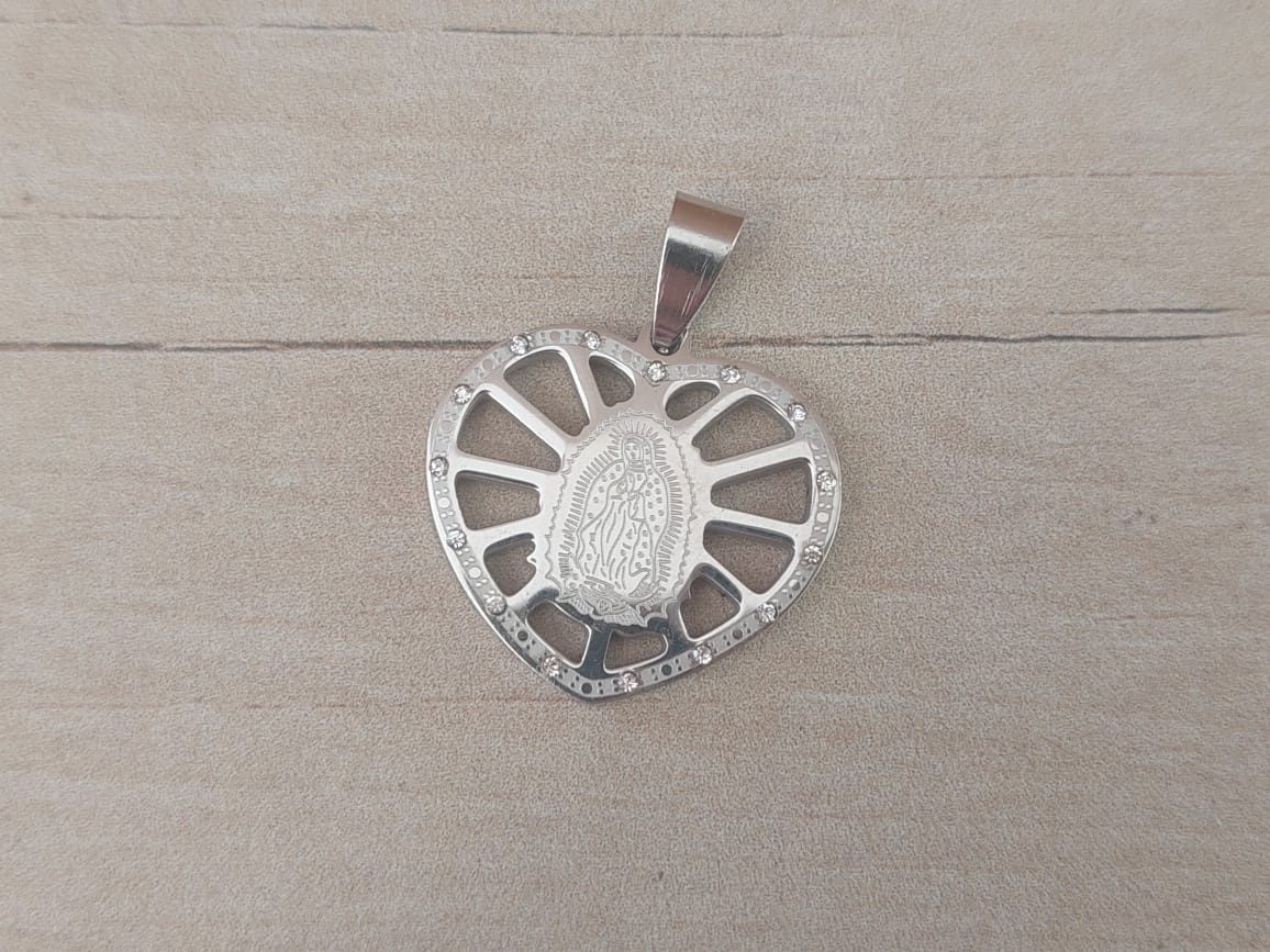 DIJE DE ACERO CORAZÓN CALADO CON VIRGEN DE GUADALUPE CON STRASS. TAMAÑO 20 X 25 MM.