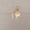 DIJE DE ACERO DORADO CORAZÓN FRASE «LOVE». 17 X 17 MM