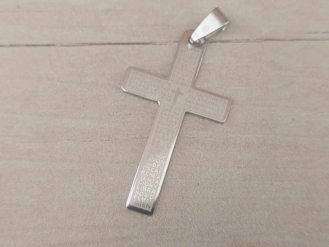 DIJE DE ACERO CRUZ CON PADRE NUESTRO GRABADO . TAMAÑO 24 X 43 MM