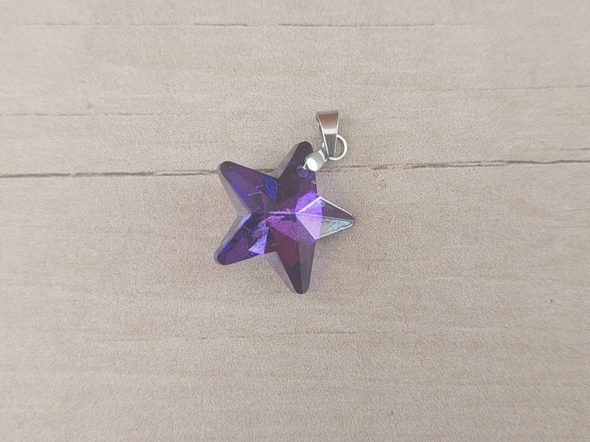 DIJE DE ACERO ESTRELLA 20 MM DE ACRÍLICO COLOR VIOLETA. 20 MM