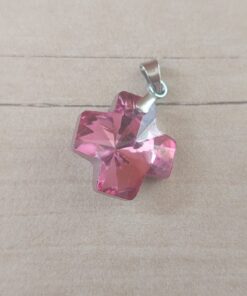 DIJE DE ACERO CRUZ DEL EQUILIBRIO 18 MM DE ACRÍLICO ROSA. 18 MM