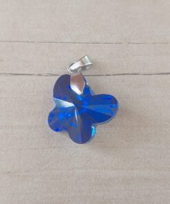 DIJE DE ACERO MARIPOSA DE ACRÍLICO AZUL. 18 X 15 MM