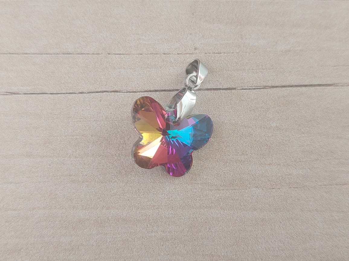 DIJE DE ACERO MARIPOSA DE ACRÍLICO TORNASOL MORADO. 18 X 15 MM