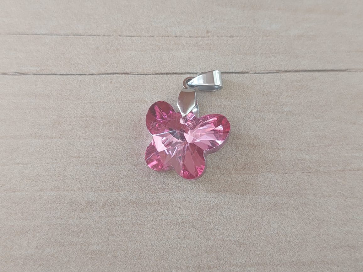 DIJE DE ACERO MARIPOSA DE ACRÍLICO ROSA. 18 X 15 MM