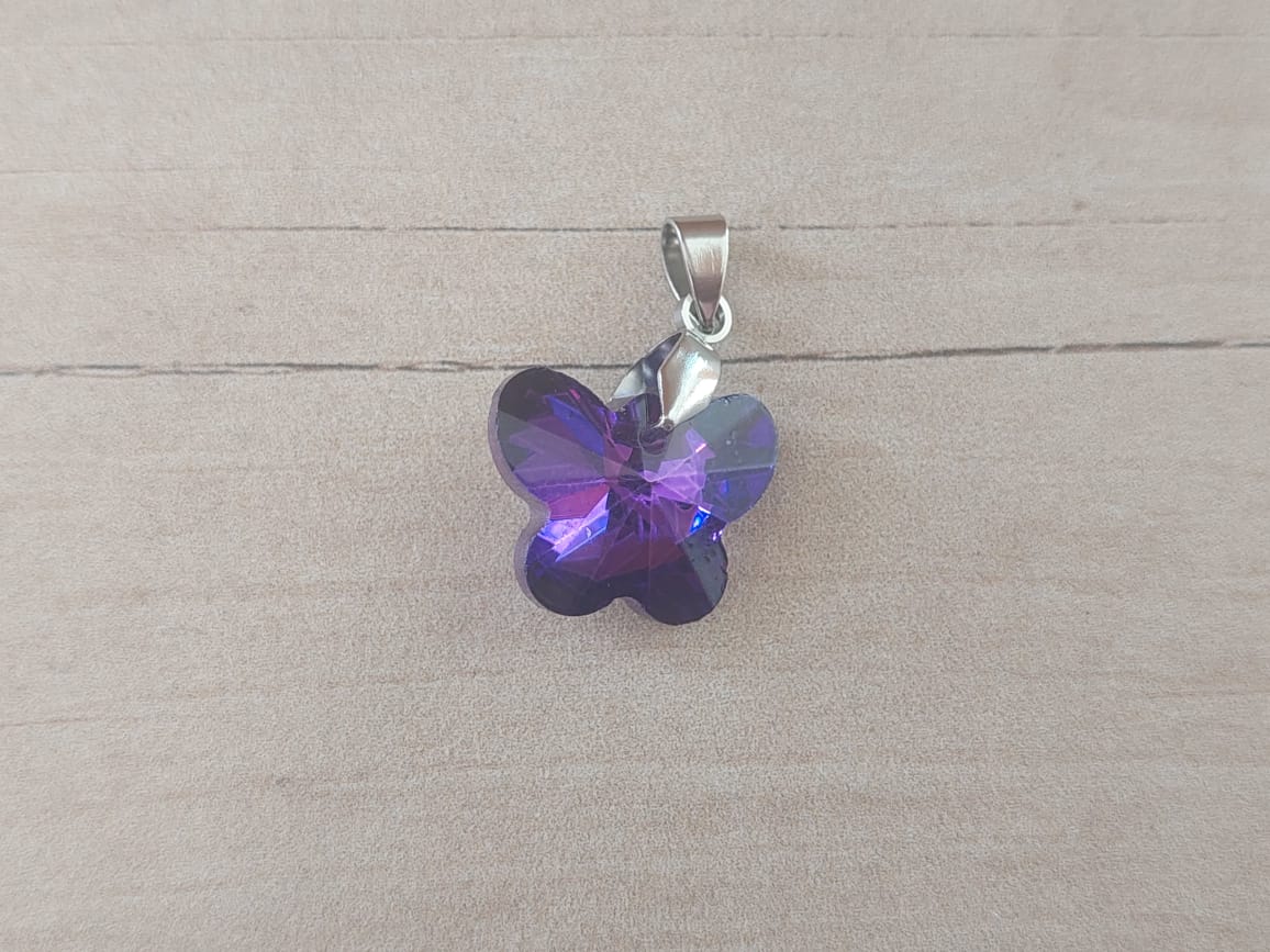 DIJE DE ACERO MARIPOSA DE ACRÍLICO VIOLETA. 18 X 15 MM