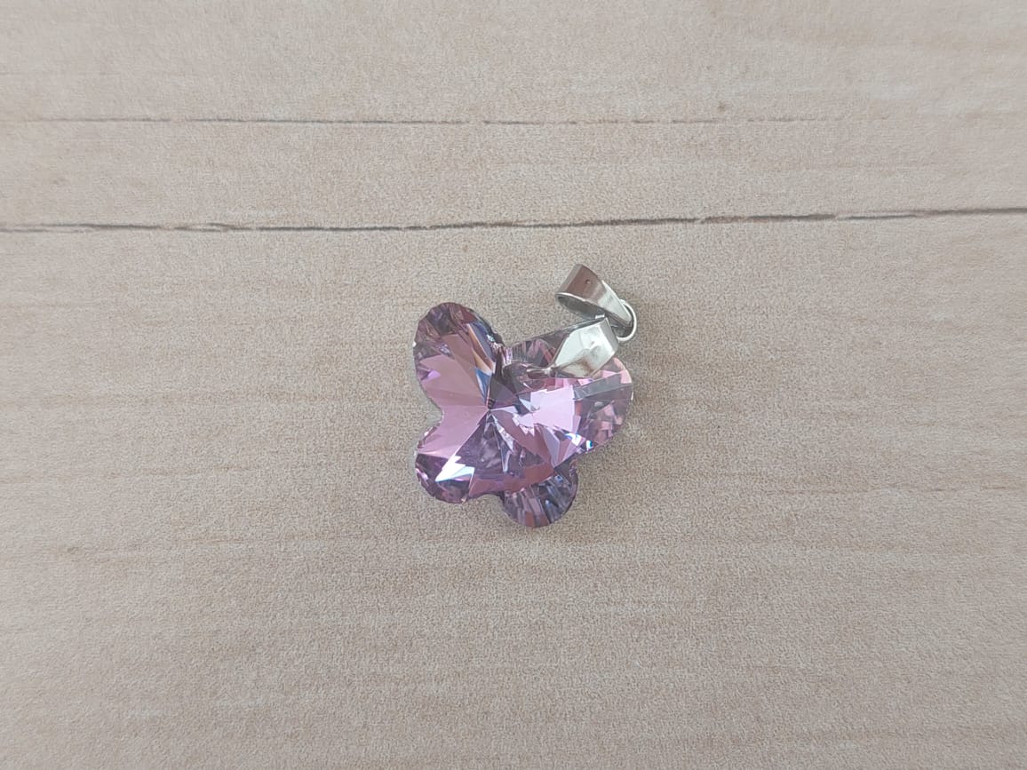 DIJE DE ACERO MARIPOSA DE ACRÍLICO TORNASOL LILA. 18 X 15 MM