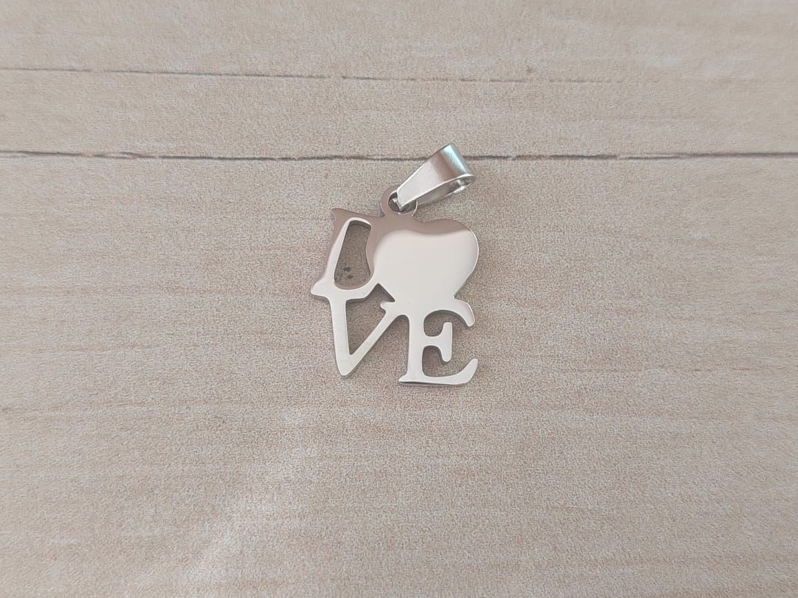 DIJE DE ACERO CORAZÓN FRASE "LOVE". 17 X 17 MM