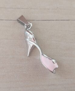 DIJE DE ACERO ZAPATO CON TACO ESMALTADO EN ROSA. TAMAÑO 15 X 33 MM
