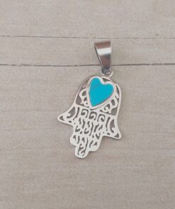 DIJE DE ACERO MANO DE FATIMA CON CORAZÓN ACRÍLICO TURQUESA. 19 X 26 MM