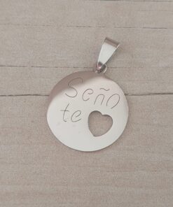 DIJE DE ACERO MEDALLA "SEÑO TE AMO" CON CORAZÓN CALADO. 24 MM