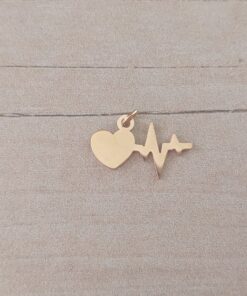 DIJE DE ACERO DORADO CORAZÓN CON SIGNO VITAL. 10 X 18 MM