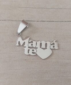 DIJE DE ACERO FRASE "MAMÁ TE AMO". MEDIDA 15 X 27 MM