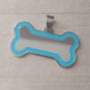 DIJE DE ACERO PARA GRABAR HUESO PULIDO AMBOS LADOS CON DETALLE CELESTE. ESPESOR 1 MM . MEDIDAS 18 X 35 MM