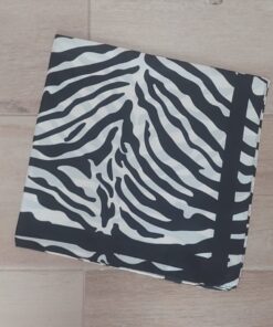 PAÑUELO RASADO ESTAMPADO ACEBRADO NEGRO. TAMAÑO 70 X 70