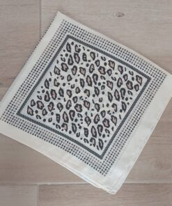 PAÑUELO RASADO ESTAMPADO ANIMAL PRINT FONDO BEIGE. TAMAÑO 70 X 70