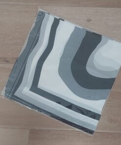 PAÑUELO RASADO ESTAMPADO ONDAS, BORDE NEGRO. TAMAÑO 70 X 70