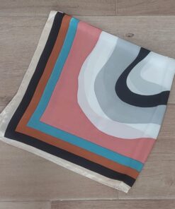 PAÑUELO RASADO ESTAMPADO ONDAS, BORDE BEIGE. TAMAÑO 70 X 70