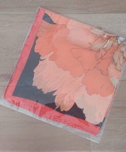 PAÑUELO RASADO ESTAMPADO CON FLORES, TONO NARANJA. TAMAÑO 70 X 70