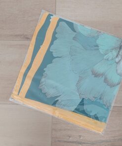 PAÑUELO RASADO ESTAMPADO CON FLORES, TONO VERDE. TAMAÑO 70 X 70