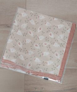 PAÑUELO RASADO ESTAMPADO CON FLORCITAS, BORDE CHOCOLATE. TAMAÑO 70 X 70