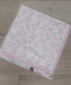 PAÑUELO RASADO ESTAMPADO CON FLORCITAS, BORDE ROSA. TAMAÑO 70 X 70
