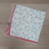 PAÑUELO RASADO ESTAMPADO CON FLORCITAS, BORDE TERRA. TAMAÑO 70 X 70