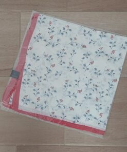 PAÑUELO RASADO ESTAMPADO CON FLORCITAS, BORDE TERRA. TAMAÑO 70 X 70