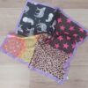 PAÑUELO RASADO ESTAMPADO CUADRANTES CON ESTRELLAS Y TIGRES, BORDE LILA. TAMAÑO 70 X 70
