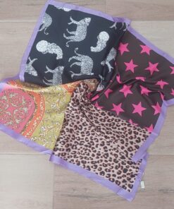 PAÑUELO RASADO ESTAMPADO CUADRANTES CON ESTRELLAS Y TIGRES, BORDE LILA. TAMAÑO 70 X 70