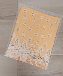 PAÑUELO RASADO ESTAMPADO CON ARABESCOS, FONDO MAIZ. TAMAÑO 70 X 70