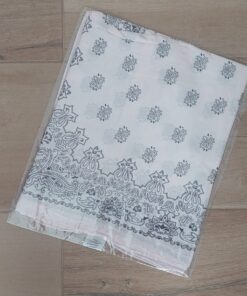 PAÑUELO RASADO ESTAMPADO CON ARABESCOS, FONDO ROSA. TAMAÑO 70 X 70