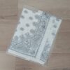 PAÑUELO RASADO ESTAMPADO CON ARABESCOS, FONDO MARFIL. TAMAÑO 70 X 70
