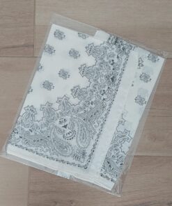 PAÑUELO RASADO ESTAMPADO CON ARABESCOS, FONDO MARFIL. TAMAÑO 70 X 70