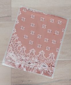 PAÑUELO RASADO ESTAMPADO CON ARABESCOS, FONDO DULCE DE LECHE. TAMAÑO 70 X 70